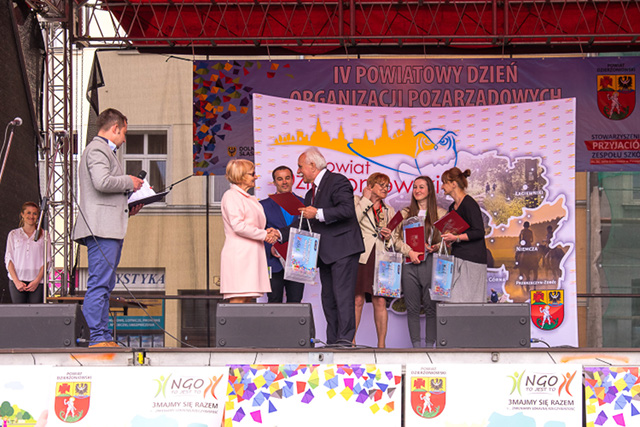 Wyróżnienie dla Zofii Mirek wręcza Starosta Janusz Guzdek